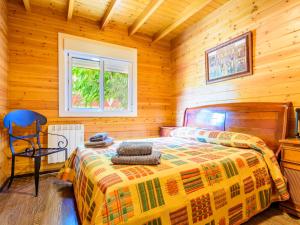 a bedroom with a bed and a chair in a cabin at Holiday Home La Alqueria de Jordi by Interhome in El Grao