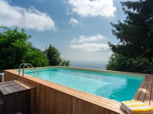 une piscine sur une clôture en bois avec l'océan en arrière-plan dans l'établissement Holiday Home Lucrecia by Interhome, à Calci