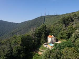 una pequeña casa en medio de una montaña en Holiday Home Lucrecia by Interhome en Calci