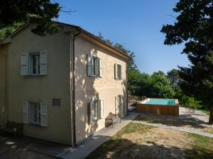 una casa con piscina frente a ella en Holiday Home Lucrecia by Interhome en Calci