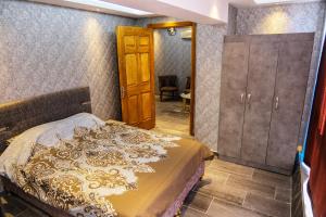 Schlafzimmer mit einem Bett und einer Holztür in der Unterkunft ROYAL SUİT in Bursa