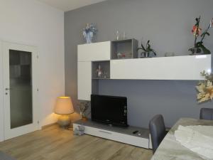 Μια τηλεόραση ή/και κέντρο ψυχαγωγίας στο Apartment Le Due Madonne by Interhome