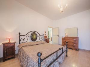 1 dormitorio con cama, tocador y espejo en Apartment Cinzia by Interhome, en Viareggio