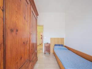 Habitación con 2 camas y pared de madera. en Apartment Cinzia by Interhome en Viareggio