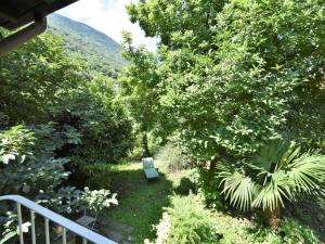 vistas a un jardín con un banco y árboles en Holiday Home La Casa del Nonno by Interhome, en Morbegno