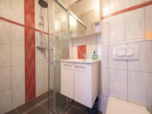 ein Bad mit einer Dusche, einem WC und einem Waschbecken in der Unterkunft Apartment Fruk-3 by Interhome in Jadranovo