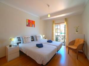 アルマカオ・デ・ペラにあるApartment Sunny Beach Casa-M by Interhomeのベッドルーム1室(ベッド2台、椅子付)