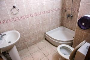 ein Bad mit einem WC und einem Waschbecken in der Unterkunft ROYAL SUİT in Bursa