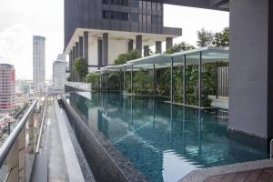 una piscina al lado de un edificio en Unique Tropicana Seaview 2 Bedroom Suite, en George Town