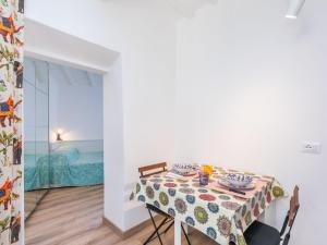 biały pokój ze stołem i ścierką w obiekcie Apartment Domus Mariae by Interhome w mieście Casale Marittimo