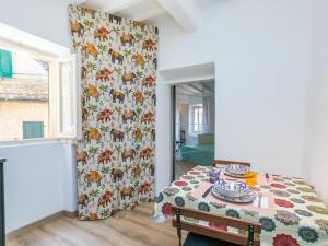 jadalnia ze stołem i wzorzystą zasłoną w obiekcie Apartment Domus Mariae by Interhome w mieście Casale Marittimo +22 zdjęcia