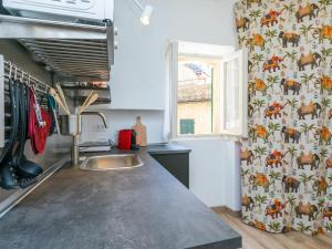 kuchnia z blatem i oknem w obiekcie Apartment Domus Mariae by Interhome w mieście Casale Marittimo