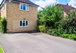 a brick house with a driveway in front of it at Entire apt. quiet area near Leeds Castle Maidstone in Harrietsham