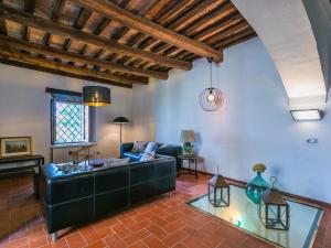 ein Wohnzimmer mit einem Sofa und einem Tisch in der Unterkunft Holiday Home La Torre by Interhome in Stigliano