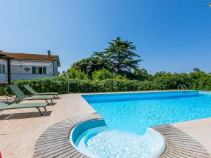 Het zwembad bij of vlak bij Apartment Il Casello-2 by Interhome
