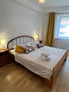 - une chambre avec un grand lit et 2 serviettes dans l'établissement I&M Apartments Swiętego Mikołaja Wrocław, à Wrocław