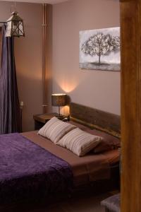 1 dormitorio con 1 cama con un árbol en la pared en Beautiful Villa Pool and magic sunsets Croatia, en Kuzminec