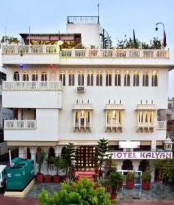 un gran edificio blanco con un hotel kalyani en Hotel Kalyan en Jaipur