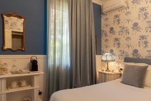 a bedroom with blue walls and a bed and a mirror at Residenza Ambrogi in Urbino