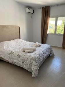 een slaapkamer met een bed met twee handdoeken erop bij EVA'S HOME in Bizerte
