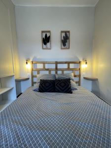 sypialnia z łóżkiem z niebiesko-białą kołdrą w obiekcie T1 Bis élégant - Coeur de ville w Perpignanie