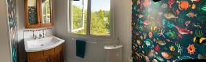 康斯坦丁的住宿－Silverspring Farm En suite，一间带水槽、窗户和浴帘的浴室