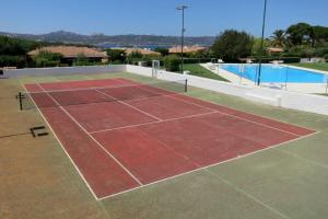 Cala BittaにあるVilla 200 mt from the beach - Baja Sardiniaのプールの前のテニスコート