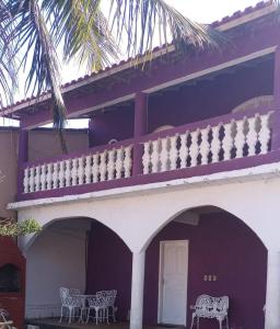 two zebras sitting under a balcony of a house at Casa para temporada até 9 pessoas, próximo Cabo Frio e São Pedro da Aldeia in São Pedro da Aldeia
