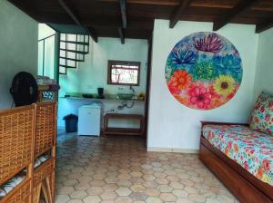 een kamer met een bed en een schilderij aan de muur bij CHALÉS DA VILLA in Vale do Capao