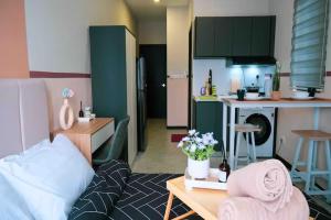 Kuchyň nebo kuchyňský kout v ubytování NeuSuite Cozy Studio by GUESTONIC