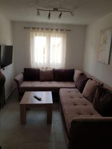 ein Wohnzimmer mit einem Sofa und einem Couchtisch in der Unterkunft Apartmani Popovic Lux in Žabljak