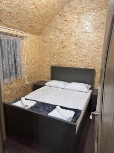 塞萬的住宿－Nirok，一间卧室配有带白色床单和枕头的床。