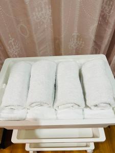 a tray filled with white towels sitting on top at 白浜リゾート・源 in Kanayama