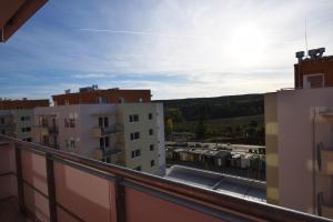 einen Blick vom Balkon eines Gebäudes in der Unterkunft Apartman Bystrc in Brünn