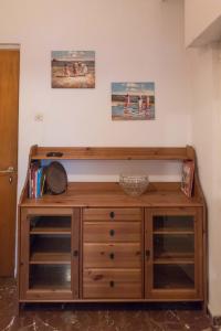 een houten kast met twee planken in een kamer bij Orsiida Sea view apartment in Agria