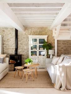 sala de estar con sofá blanco y mesa en Cuadra rehabilitada, piscina climatizada, Comillas, en Lamadrid