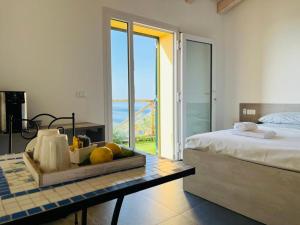 菲納萊利古雷的住宿－Eufonia del Mare，一间卧室配有一张床和一张带水果的桌子