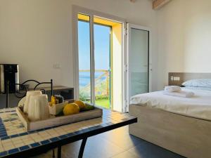 um quarto com uma cama e uma mesa com fruta em Eufonia del Mare em Finale Ligure