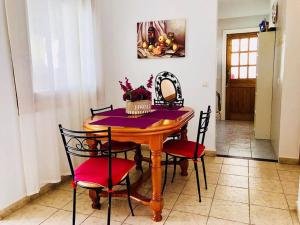 a dining room table with chairs and a bowl of flowers at Villa Descansa with private pool, sea view, Sat-tv free Wifi in Playa Blanca