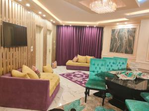 - un salon avec deux canapés et une télévision dans l'établissement Porto Said Resort Rentals, à Port-Saïd