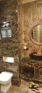 Porto Said Resort Rentals في بورسعيد: حمام مع مرحاض ومرآة