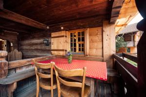 einen Tisch und Stühle auf der Veranda einer Hütte in der Unterkunft Ferienhaus Chalet Oberdorf in Brienz