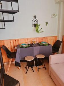 a dining room with a table and chairs and a couch at Estancia de Ensueño y Relax Parking Gratuito in Granada