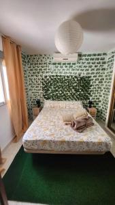 1 dormitorio con 1 cama con alfombra verde en Estancia de Ensueño y Relax Parking Gratuito en Granada