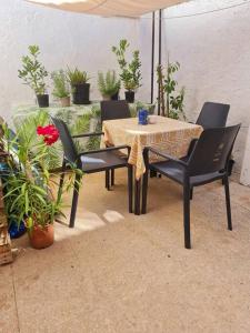 un patio con mesa, sillas y plantas en Estancia de Ensueño y Relax Parking Gratuito en Granada