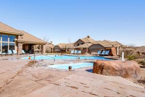 ein Swimmingpool in einem Hof mit einem Haus in der Unterkunft Coral Ridge Retreat in Washington