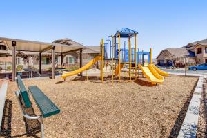 ein Spielplatz mit Rutsche und Bänken in einem Park in der Unterkunft Coral Ridge Retreat in Washington