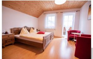 um quarto com uma cama grande e um tecto em madeira em Chalet Bergbauernhof em Afritz am See