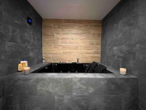 Bathroom sa Suite Love Jacuzzi : Montereau HyperCentre