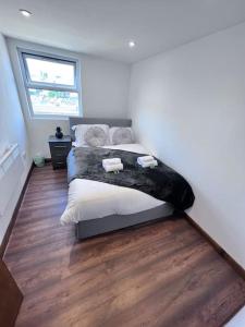 Łóżko lub łóżka w pokoju w obiekcie Flat 10 near Westfield centre, 1 Bedroom, 1 Bathroom flat